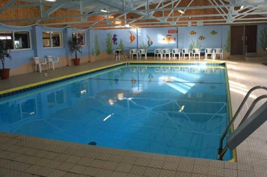 2 Bedroom To Yourself, Free Parking, Dogs Welcome *